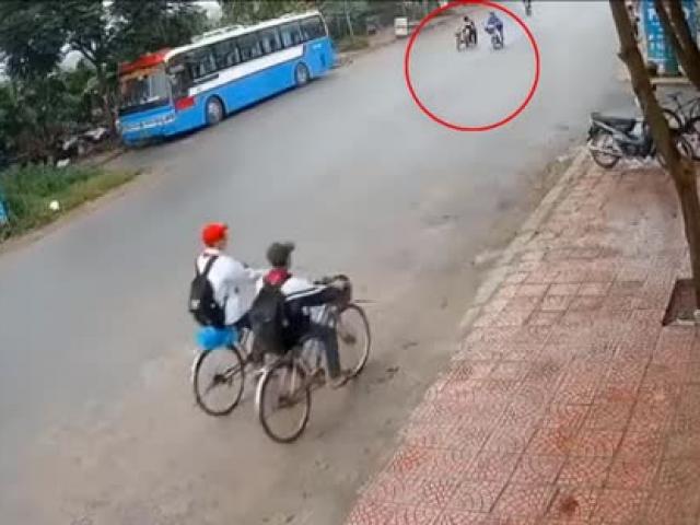 Tin tức trong ngày - Clip: Hành động khó hiểu khi dắt xe qua đường, người phụ nữ gặp nạn kinh hoàng