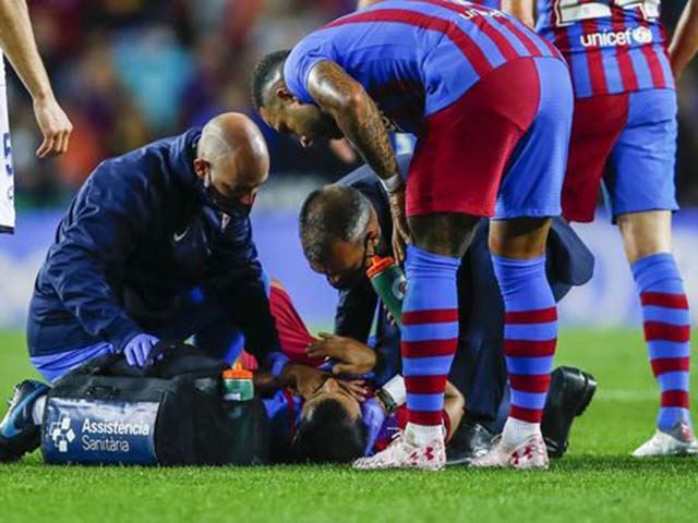 Aguero phải nhập viện vì khó thở ở trận gặp Alaves