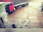 Ô tô - Clip: Xe tải quên kéo phanh tay, bị tuột dốc suýt gây tai nạn