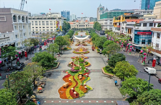 Trên đường Đồng Khởi và Nguyễn Huệ đều có những vị trí đắc địa, toạ lạc của các cửa hàng hàng hiệu, trung tâm thương mại.
