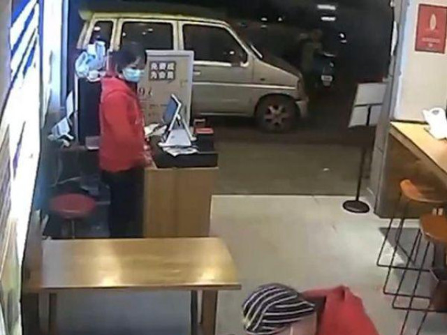 Phi thường - kỳ quặc - Bắt gặp nhân viên thể hiện tình cảm quá đà, ông chủ đưa ra hình phạt khiến cả hai ngỡ ngàng