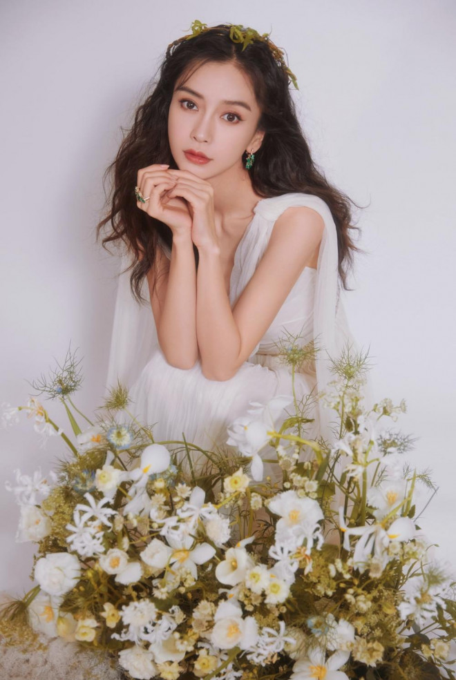 Cùng chọn style nữ thần, Angelababy trông nhạt nhòa hơn hẳn Dương Mịch và Địch Lệ Nhiệt Ba - 3