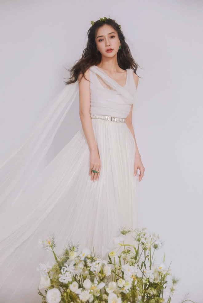 Cùng chọn style nữ thần, Angelababy trông nhạt nhòa hơn hẳn Dương Mịch và Địch Lệ Nhiệt Ba - 2