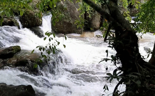 Đến thác Đăng Mò tắm dòng nước ngầm bí ẩn chảy từ nhiều nguồn trong núi - 3