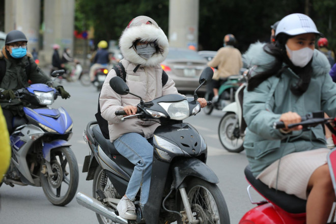 Không khí lạnh bao trùm, người dân phải mặc thêm áo mưa chống rét dù trời tạnh ráo - 3