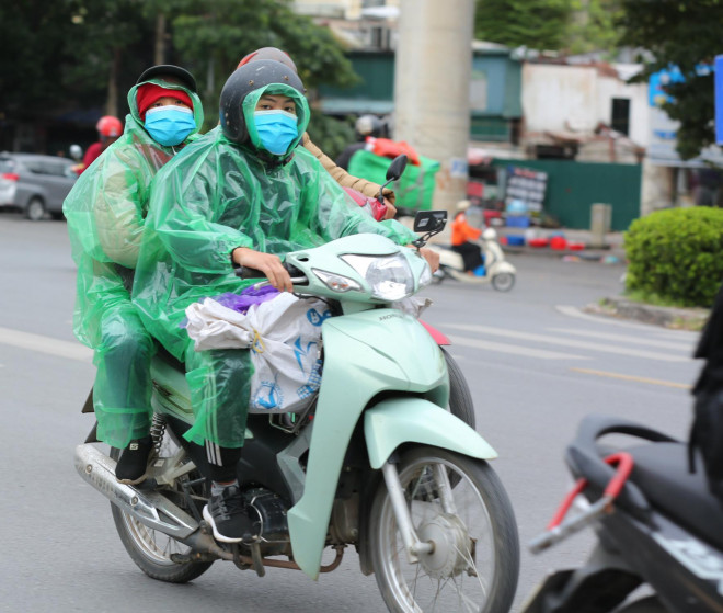 Không khí lạnh bao trùm, người dân phải mặc thêm áo mưa chống rét dù trời tạnh ráo - 5