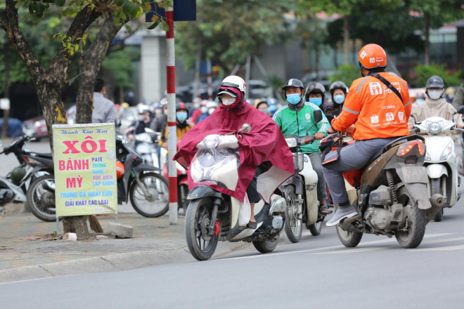 Không khí lạnh bao trùm, người dân phải mặc thêm áo mưa chống rét dù trời tạnh ráo - 4