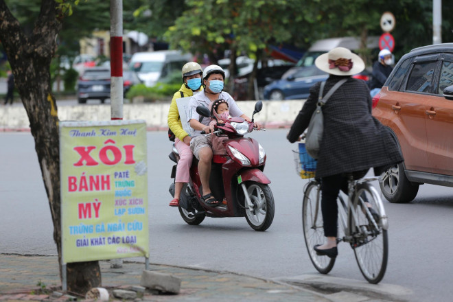 Không khí lạnh bao trùm, người dân phải mặc thêm áo mưa chống rét dù trời tạnh ráo - 8