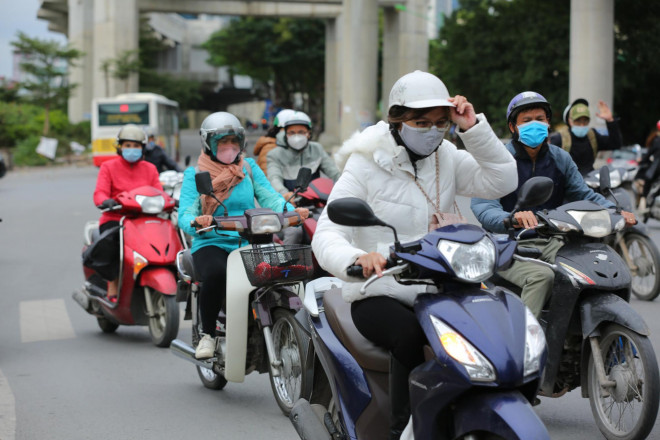 Không khí lạnh bao trùm, người dân phải mặc thêm áo mưa chống rét dù trời tạnh ráo - 9