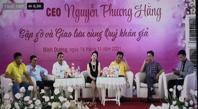 Long Ngô (thứ 2 từ bên trái qua) khách mời chính thức tại buổi giao lưu của bà Nguyễn Phương Hằng. Ảnh: MXH
