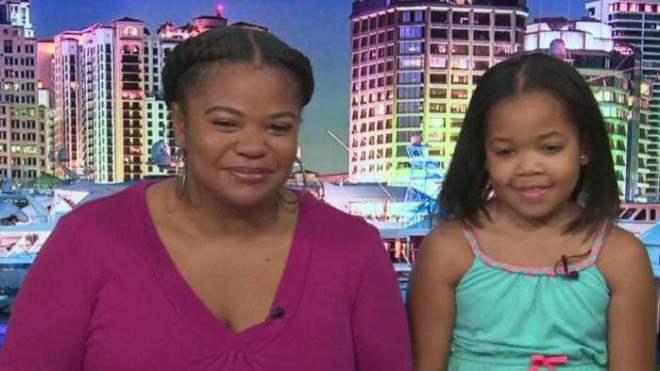 Bé gái Journee Nelson và mẹ. Ảnh - Fox News