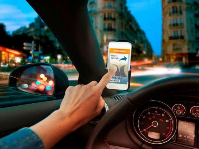 Ô tô - Lái ô tô chạm điện thoại bị phạt 6 triệu đồng