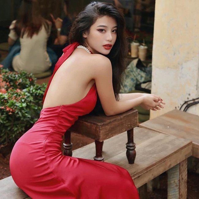 Nguyễn Thị Thanh Tuyền (sinh năm 2000) là hot tiktoker nổi tiếng trên mạng xã hội. Cô nàng gây ấn tượng khi diện váy hở lưng, khoe khéo 'điểm vàng' cơ thể hấp dẫn ánh nhìn trong quán cafe.
