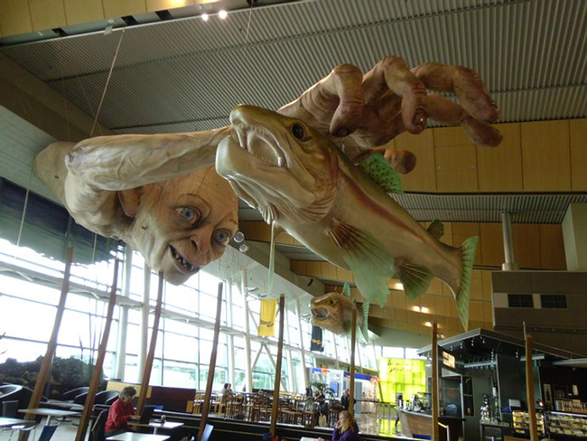 Sân bay Wellington, New Zealand sẽ chào đón bạn bằng tác phẩm điêu khắc Gollum khổng lồ và Smaug the Dragon. Và nếu không phải là tín đồ của điện ảnh, bạn có thể ghé The Rock, một phòng chờ được thiết kế giống như hang động, nơi đã nhận được nhiều giải thưởng cho thiết kế sáng tạo lấy cảm hứng từ địa chất hiểm trở của Wellington.
