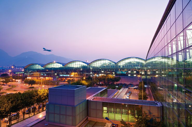 Sân bay Quốc tế Hồng Kông: Đây là một sân bay được xây dựng trên đảo nhân tạo Chek Lap Kok. Một trong những hoạt động&nbsp;thú vị nhất của nó là Trung tâm Khám phá Hàng không, nơi bạn có thể thử&nbsp;hạ cánh máy bay bằng các trò chơi mô phỏng và lái xe tương tác.&nbsp;
