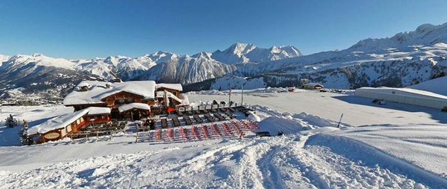 Sân bay Courchevel, Pháp: Đây là một sân bay vô cùng đáng sợ với những chướng ngại vật nguy hiểm trước khi hạ cánh trên tuyết. Đường băng cực kỳ nhỏ, chính xác là chỉ 525m và lên dốc rồi hạ xuống đột ngột, do đó sân bay này chỉ dành cho các phi công có được chứng nhận đặc biệt.
