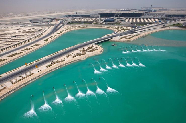 Sân bay Quốc tế Hamad, Qatar: Đây là một trong những sân bay sang trọng nhất thế giới. Sân bay khổng lồ, bao gồm khoảng 100 tòa nhà khác nhau và được xây dựng với cơ sở vật chất và kiến ​​trúc sáng tạo, trông giống như các tác phẩm trong bảo tàng nghệ thuật.
