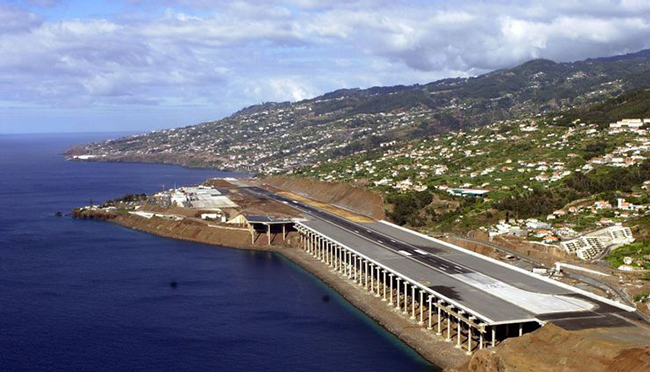 Sân bay Madeira, Bồ Đào Nha: Khi dự án cho sân bay này đang được thực hiện, các kỹ sư đã phải đối mặt với vấn đề không có đủ không gian để xây dựng sân bay. Tuy nhiên, vào năm 2000, các kỹ sư đã xây dựng một cây cầu để làm phần mở rộng cho đường băng ấn tượng.  
