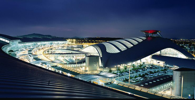 Sân bay Quốc tế Incheon, Hàn Quốc: Nằm trên một hòn đảo gần thủ đô Seoul của Hàn Quốc, nơi đây&nbsp;đã được xếp hạng là sân bay sạch nhất và ưu tú nhất châu Á. Với sân golf 72 lỗ, 7 khu vườn sinh thái và sân trượt băng tổng hợp... sân bay này luôn có vị trí cao trên các bảng xếp hạng.
