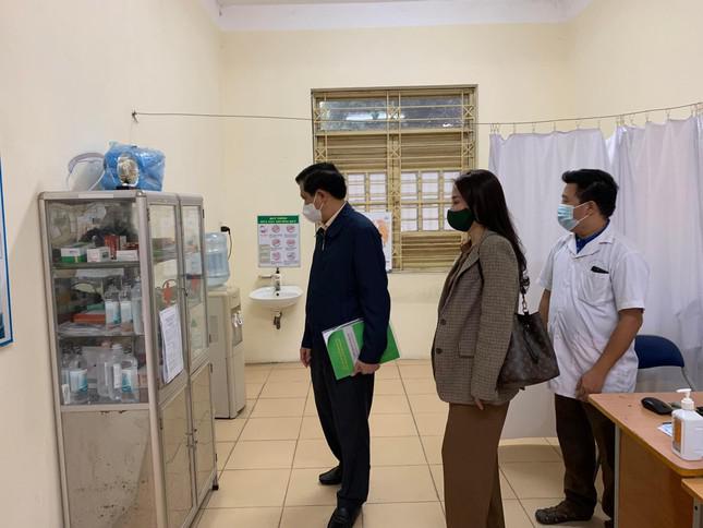Lãnh đạo Sở GD&ĐT Hà Nội kiểm tra việc chuẩn bị phòng y tế của các nhà trường.