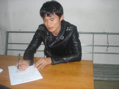 Nguyễn Hữu Chính tại cơ quan công an (ảnh tư liệu)