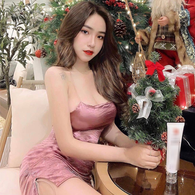 Cô nàng là hot girl nổi tiếng trên mạng xã hội, được nhiều người biết đến bởi sở hữu gương mặt xinh xắn, gu mặc quyến rũ.
