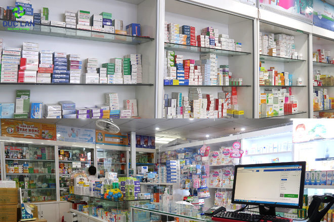 Hàng hóa phong phú đa dạng, nguồn gốc xuất xứ rõ ràng trên tủ kệ của hệ thống nhà thuốc Đức Lan