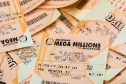 Kinh doanh - Chi 45.000 đồng mua vé số, người đàn ông trúng thưởng trọn đời mỗi năm gần 600 triệu đồng