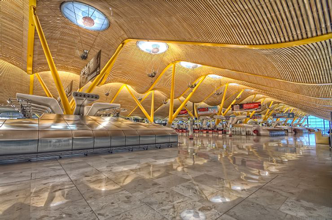 Sân bay Adolfo-Suarez Madrid Barajas, Tây Ban Nha: Sân bay lâu đời nhưng vô cùng hiện đại này là một trong những sân bay lớn nhất châu Âu. Mặc dù có từ năm 1927, nhưng nó đã vô cùng hiện đại với cửa kính, trần dốc, giếng trời hình tròn và những cột trụ rất nghệ thuật. 
