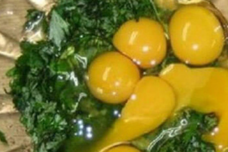 Cho thêm những gia vị sau món trứng gà chiên ngải cứu sẽ thơm ngon, dễ...