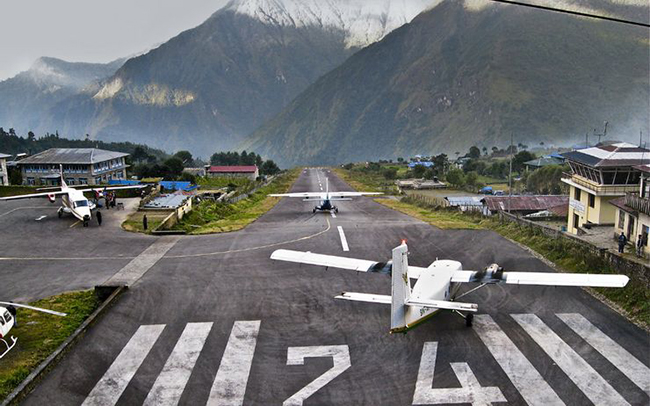 Sân bay Tenzing-Hillary, Nepal: Sân bay Tenzing-Hillary là một trong những sân bay nguy hiểm nhất. Đường băng ấn tượng nằm trên một vách đá với độ cao hơn 600m và việc hạ cánh phụ thuộc hoàn toàn vào điều kiện thời tiết không thể đoán trước của Nepal, nơi thường có sương mù lơ lửng.
