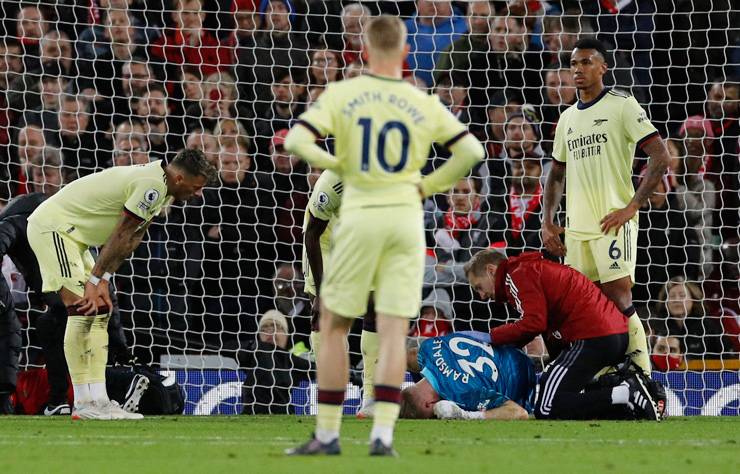 Arsenal "trở lại mặt đất" với sự phũ phàng của Liverpool