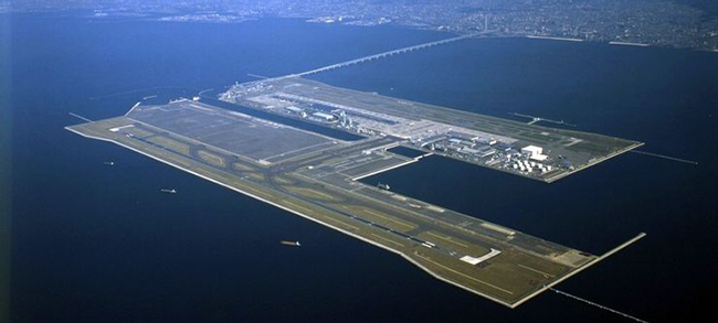 Sân bay Quốc tế Kansai, Nhật Bản: Ở Nhật Bản, tài nguyên khan hiếm đến mức các kỹ sư phải xây dựng sân bay Kansai trên một hòn đảo nhân tạo 'Kenseya' ở vịnh Osaka, cách bờ biển gần 5km. Nếu ngoại thất của sân bay trên mặt nước này không gây ấn tượng với bạn, thì kiến ​​trúc hiện đại của nội thất chắc chắn sẽ khiến bạn hài lòng.
