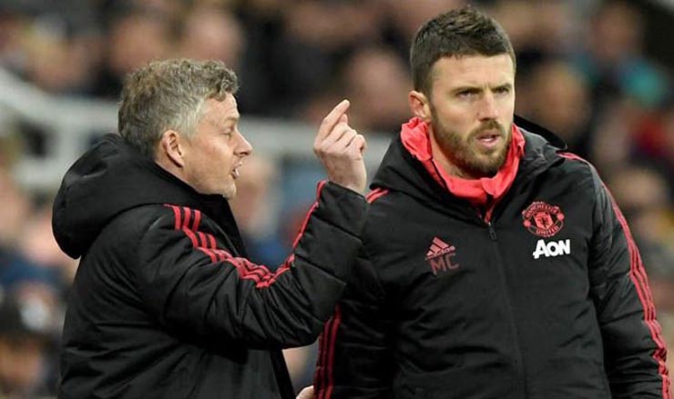 Sau khi HLV Solskjaer (trái) bị sa thải, Carrick sẽ đóng vai trò tạm quyền
