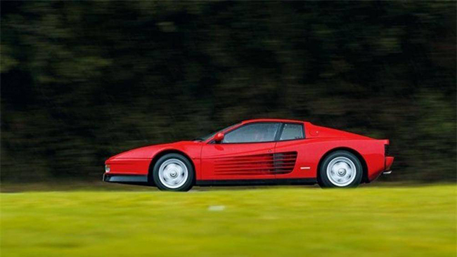 Chiếc Ferrari thứ tư mà John Terry sở hữu là mẫu Ferrari Testarossa, trị giá 203.383 USD. Xe được trang bị động cơ 12 xy-lanh, 4.9L, công suất 385 mã lực
