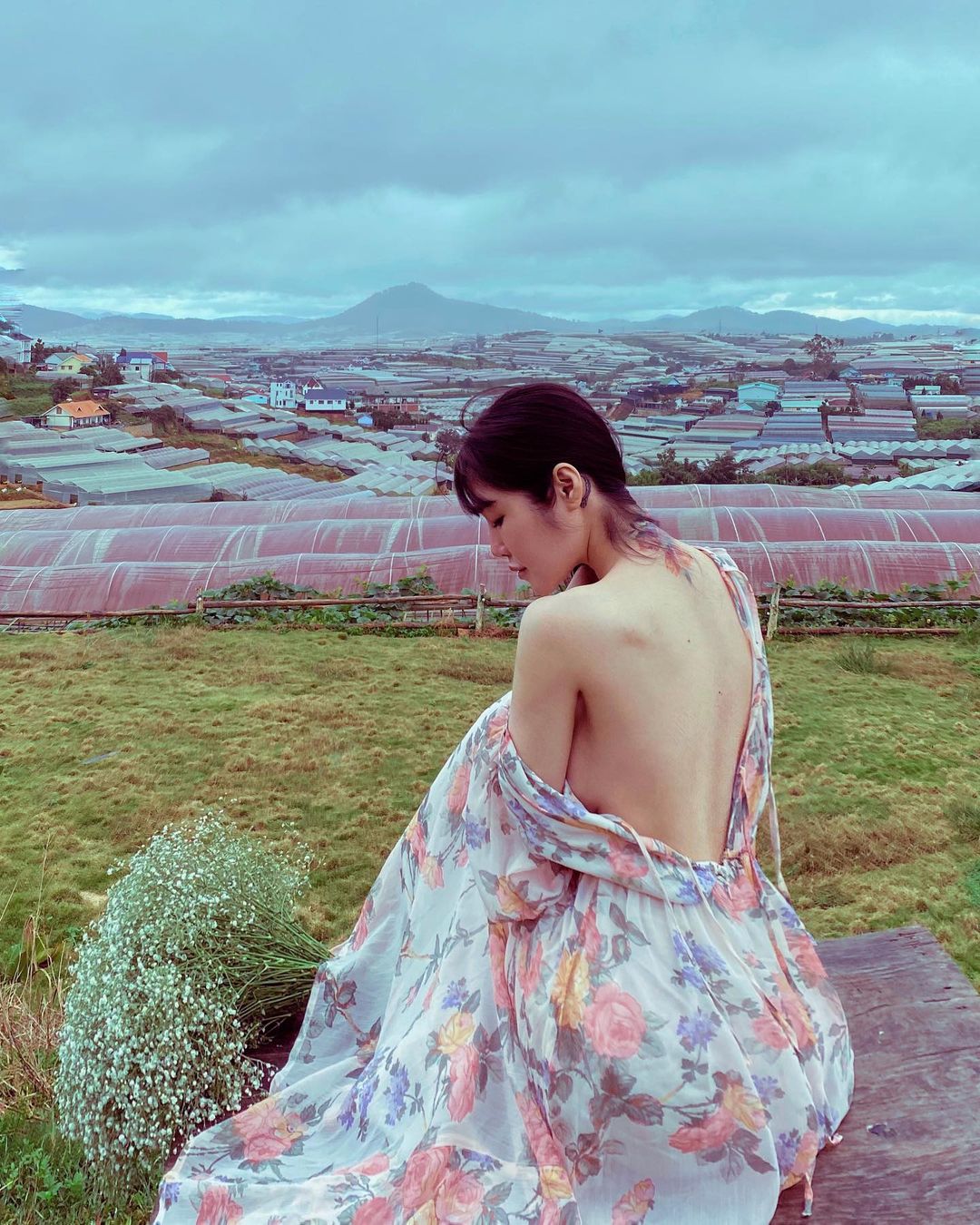 Cô thường xuyên lăng xê mốt váy khoét lưng để khoe nét đẹp rất đàn bà, quyến rũ mọi ánh nhìn. Dù theo đuổi phong cách nữ tính hay cá tính, thời trang của Elly Trần luôn tôn lên hình thể của bà mẹ 2 con một cách cuốn hút.