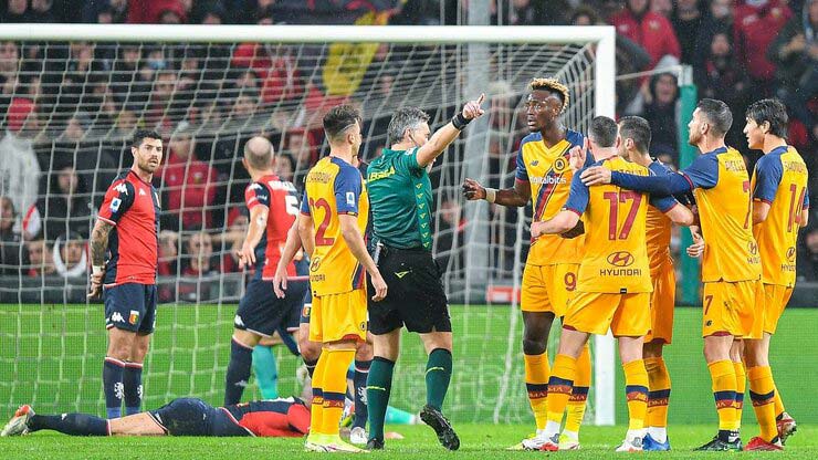 Roma bị tước một bàn thắng ở hiệp 1 do Abraham để bóng chạm tay