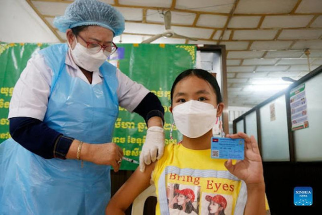 Đến ngày 15-11, tỉ lệ tiêm chủng của Campuchia đạt 88% - đứng thứ 6 trên toàn cầu. Ảnh: TÂN HOA XÃ
