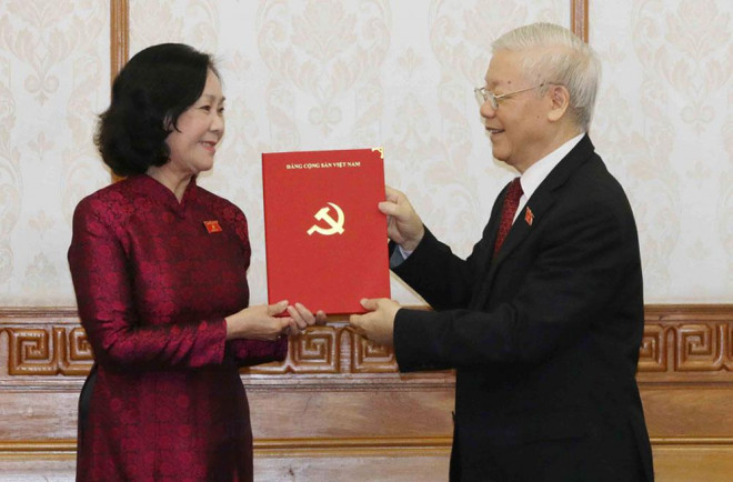 Tổng Bí thư Nguyễn Phú Trọng trao quyết định của Bộ Chính trị phân công bà Trương Thị Mai làm Trưởng Ban Tổ chức Trung ương hồi tháng 4-2021 - Ảnh: TTXVN