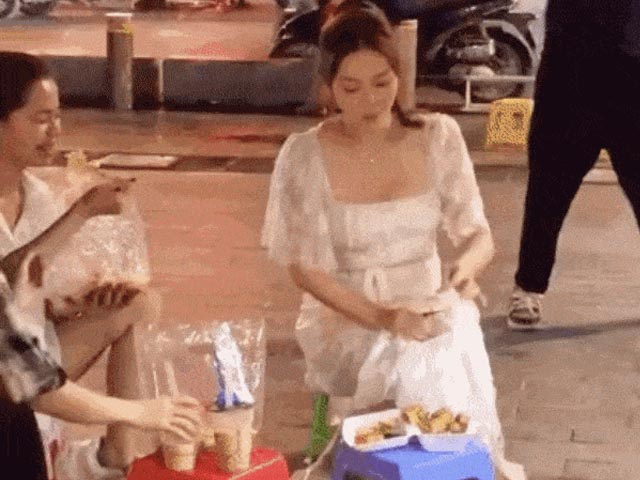 Lý Nhã Kỳ đi ăn quán vỉa hè, gây chú ý vì body tròn trịa