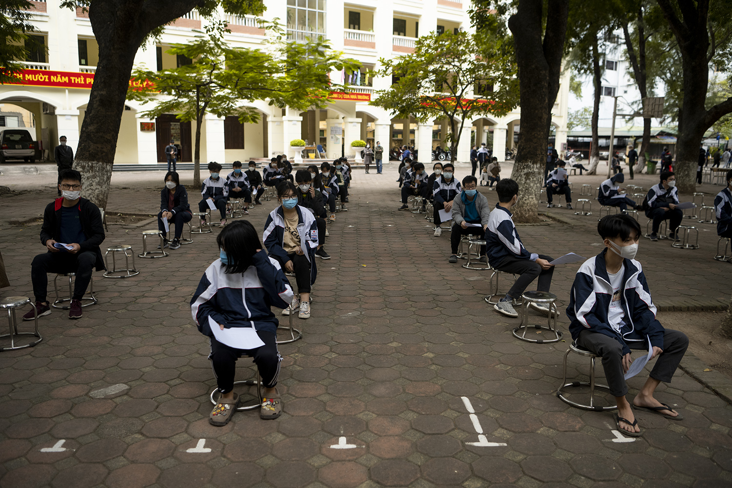 Những học sinh đầu tiên ở Hà Nội được tiêm vắc xin phòng COVID-19 - 1