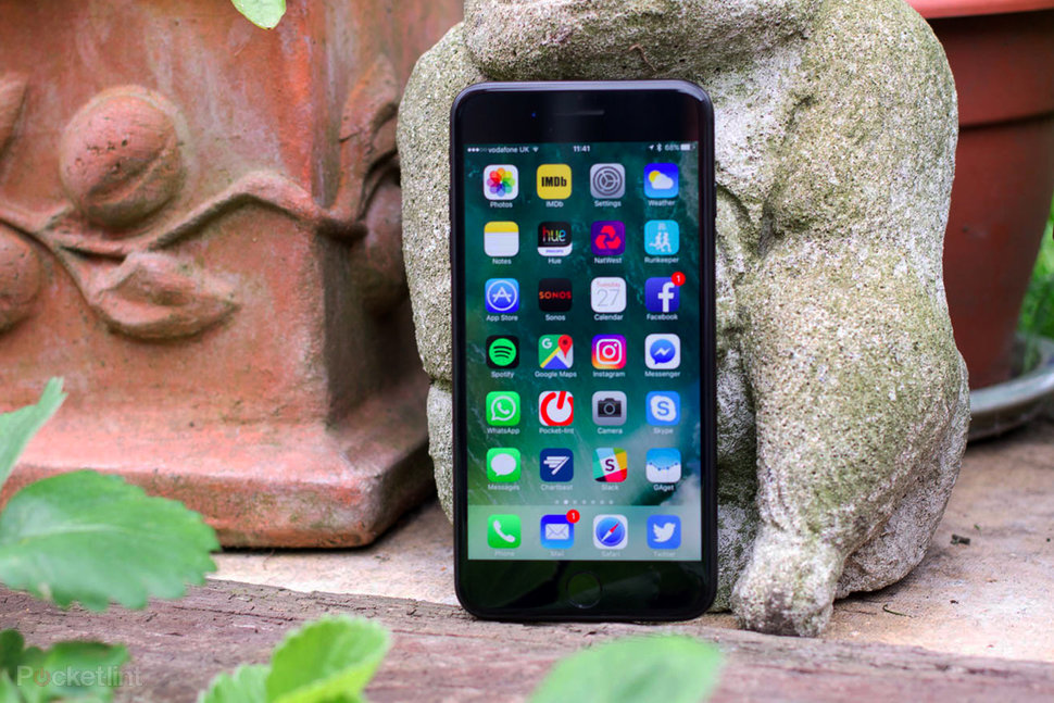 iPhone &#34;hoài cổ&#34; năm 2021: Mạnh đủ dùng, vỏ bền chắc tay, mua không cần nghĩ - 1