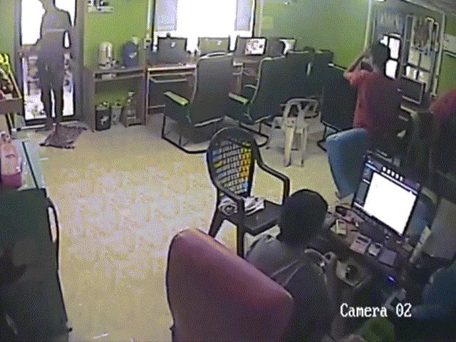 Thế giới - Video: Rắn quăng mình qua khe cửa, tấn công nam thanh niên tại quán net