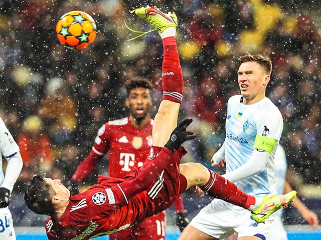 Bóng đá - Lewandowski ghi siêu phẩm “xe đạp chổng ngược”, sắp phá cột mốc của Ronaldo