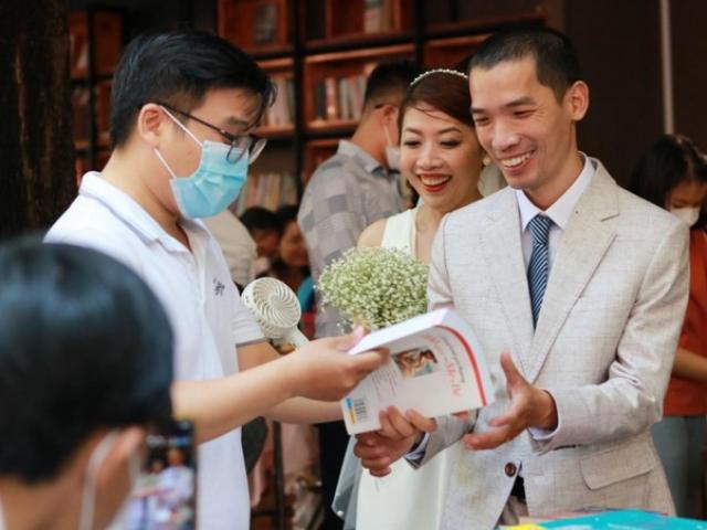 Bạn trẻ - Cuộc sống - Cô dâu chú rể ở TPHCM chỉ nhận quà cưới là sách