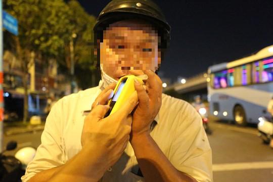 Ông L. chạy xe máy vi phạm nồng độ cồn mức 0,448 mg/l khí thở bị CSGT lập biên bản vi phạm ở khung cao nhất.