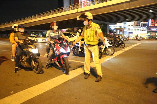 Nhiều người điều khiển xe máy được kiểm tra nồng độ cồn ngẫu nhiên tối 23-11.