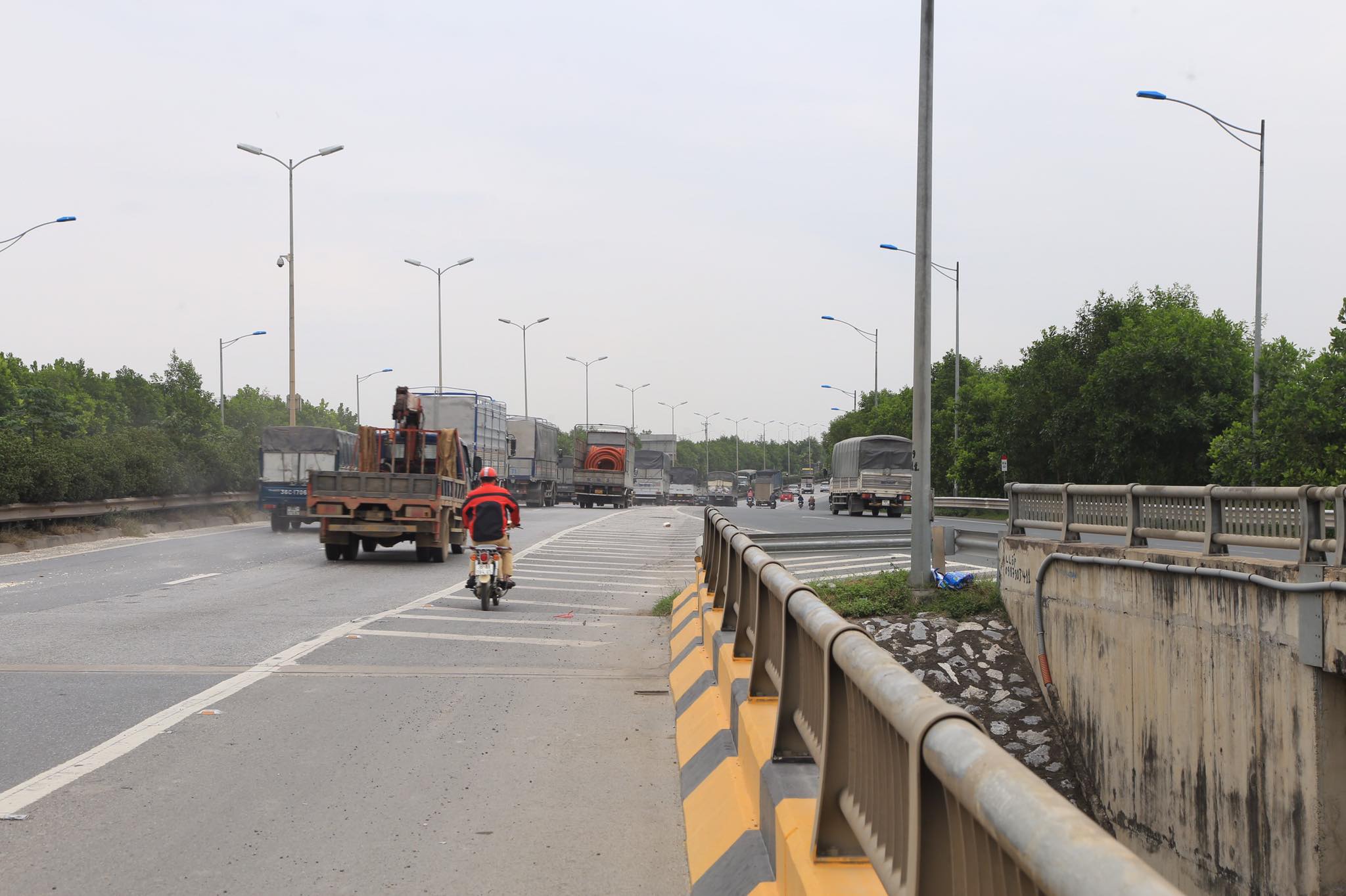 Các phương tiện đi thẳng như thế này sẽ mắc lỗi đè vạch xương cá, xi nhan sang trái mắc lỗi đè vạch kẻ liền