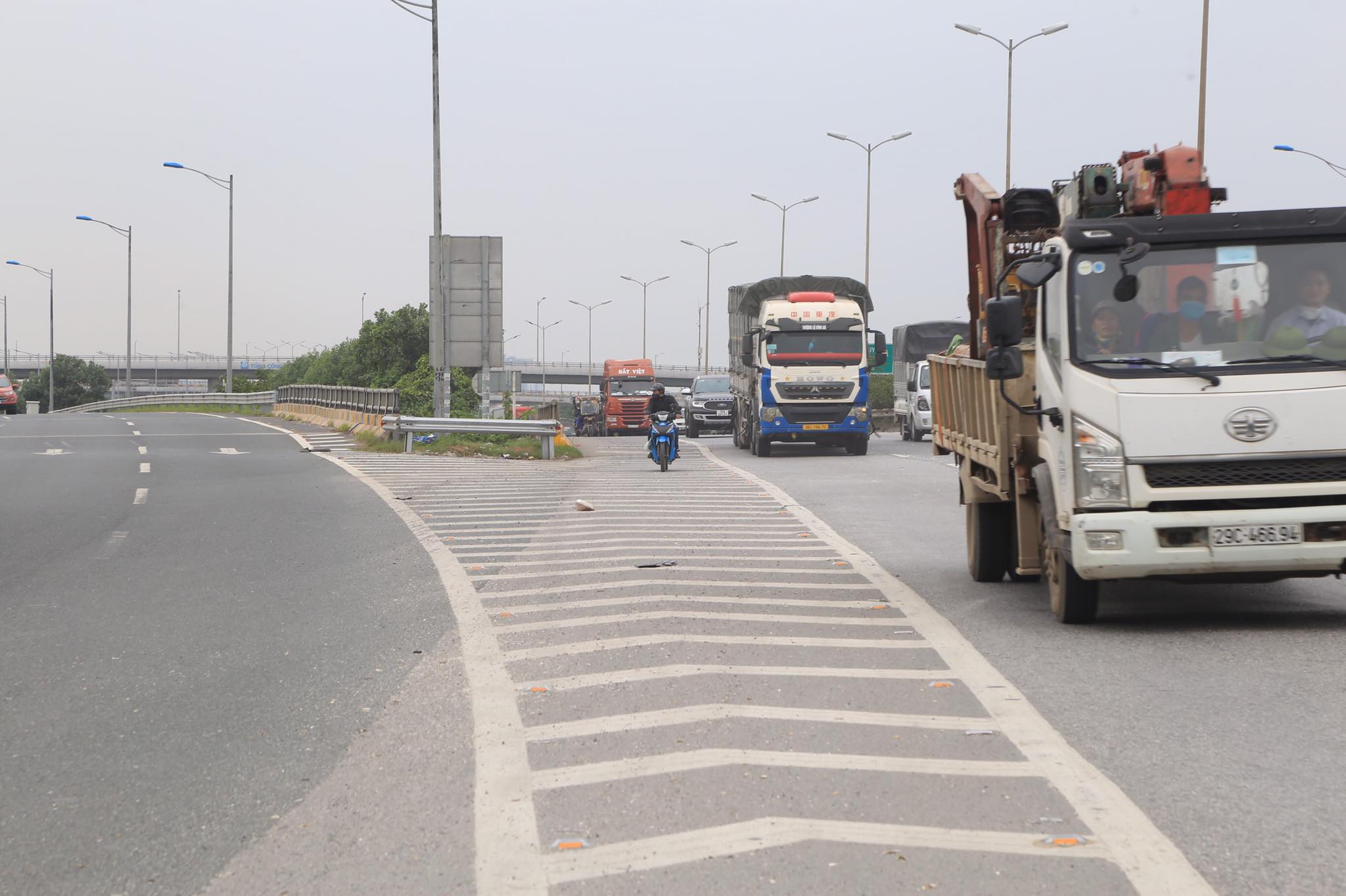 Đoạn đường có hai làn đường dành cho xe máy và ô tô được phân rõ bằng vạch liền kéo dài