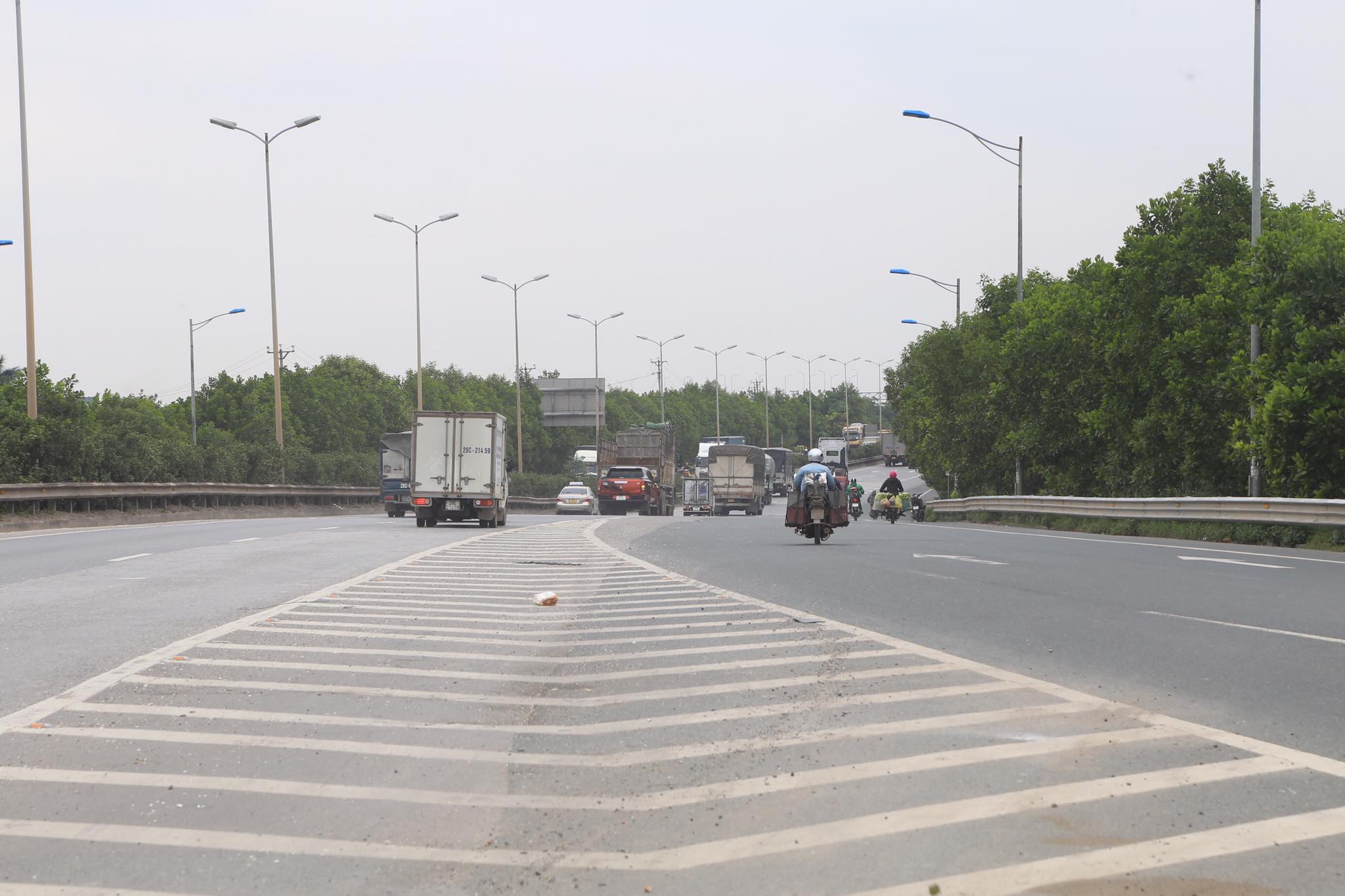 Đội CSGT số 5 cho biết, đơn vị đang chỉ đạo phối hợp với các đơn vị liên quan kiểm tra, có căn cứ sẽ đề xuất tổ chức lại vạch kẻ đường